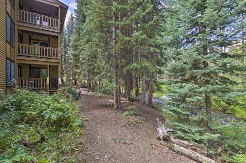 Cozy Condo on Vasquez Creek with Free Shuttle Access in וינטר פארק(סי או)