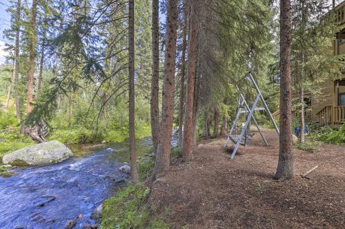 Cozy Condo on Vasquez Creek with Free Shuttle Access in וינטר פארק(סי או)