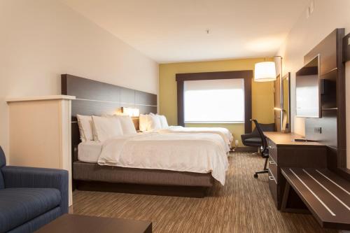  Holiday Inn Express & Suites Room Type - Suite with Two Queen Beds