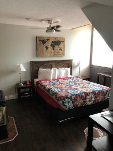 BOATHOUSE COUNTRY INN