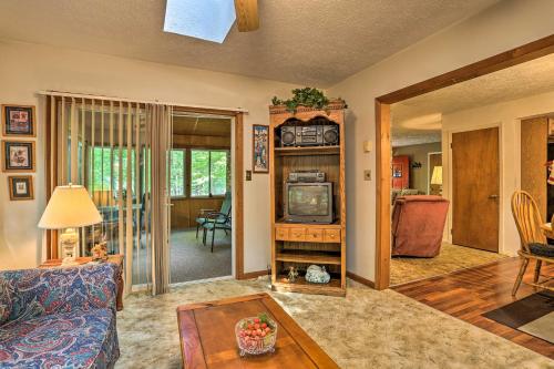 Poconos Home with Fire Pit, Walk to Locust Lake!, Pocono Lake