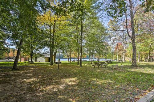 Pleasant Poconos Retreat Walk to Locust Lake - image 2