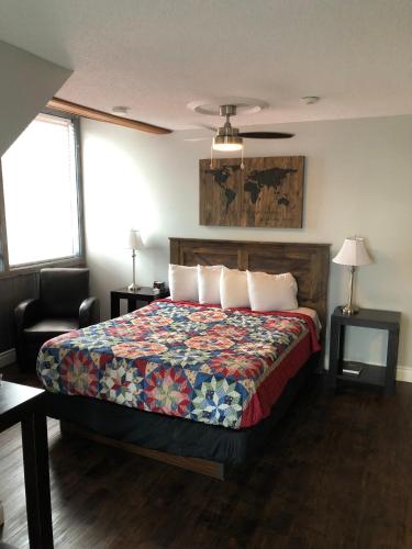 BOATHOUSE COUNTRY INN