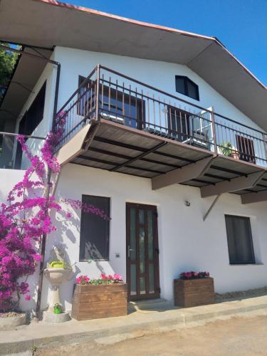 Detached house with garden and sea view