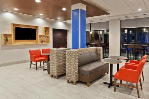 Holiday Inn Express & Suites - Fayetteville, an IHG Hotel