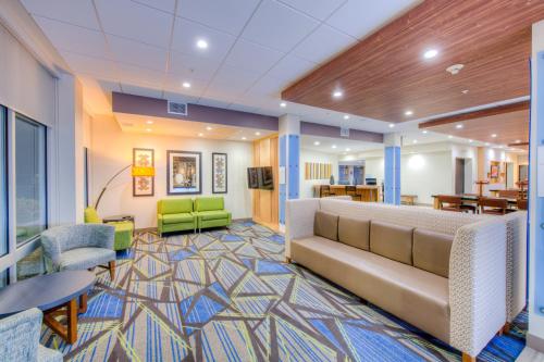 Holiday Inn Express and Suites Remington By IHG - 숙소 외관