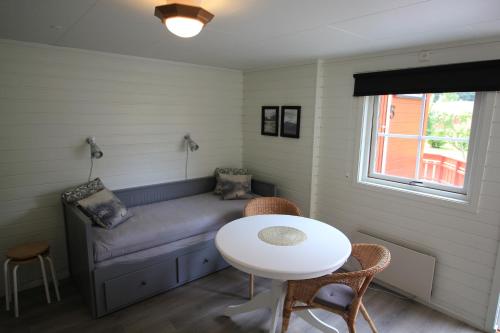 2 twin beds, 1 sofa bed