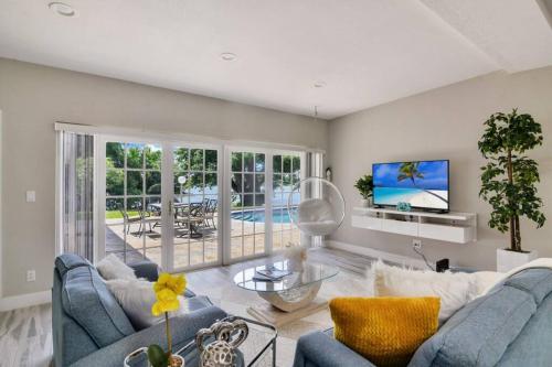 Tropical Lake House with Fishing - Minutes to beach