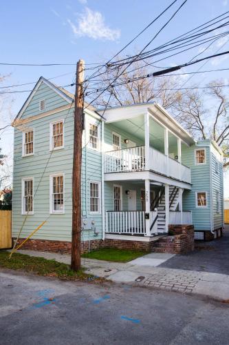 NEW LISTING! 2 Bedroom 1 Block to King - image 5