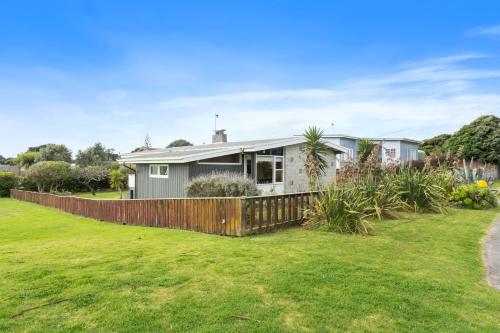 . Queenie - Waikanae Beach Holiday Home