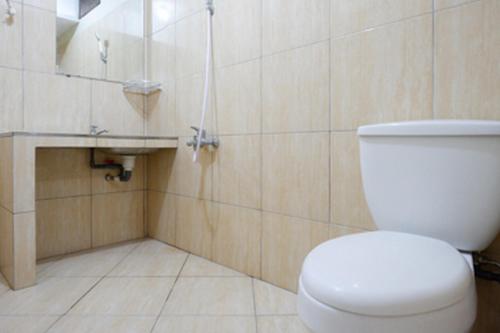 Bathroom, RedDoorz near Ahmad Yani Monument Park Kudus in Kudus
