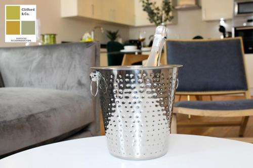 The Mulberry- CliffordCo Serviced Accommodation Windsor 1 Bedroom Apartment Up to 4 Guests and Balcony - image 9