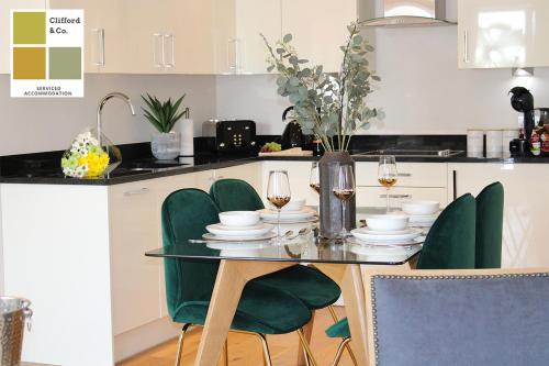 The Mulberry- CliffordCo Serviced Accommodation Windsor 1 Bedroom Apartment Up to 4 Guests and Balcony - image 2