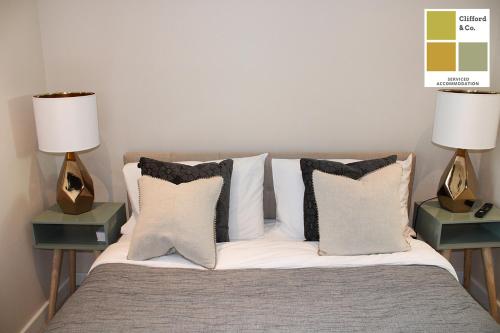 The Mulberry- CliffordCo Serviced Accommodation Windsor 1 Bedroom Apartment Up to 4 Guests and Balcony - image 3