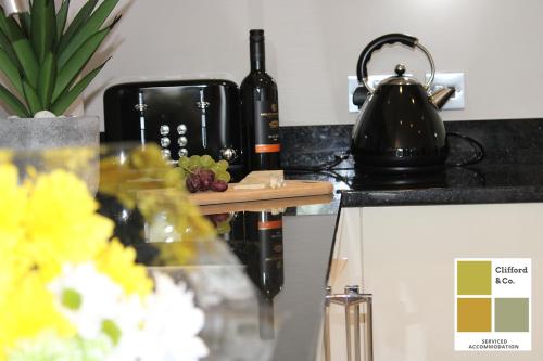 The Mulberry- CliffordCo Serviced Accommodation Windsor 1 Bedroom Apartment Up to 4 Guests and Balcony - image 9