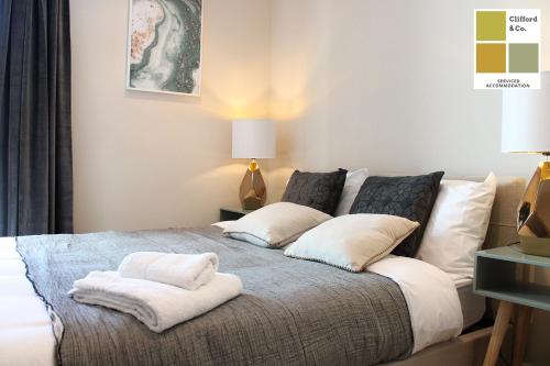 The Mulberry- CliffordCo Serviced Accommodation Windsor 1 Bedroom Apartment Up to 4 Guests and Balcony - image 12