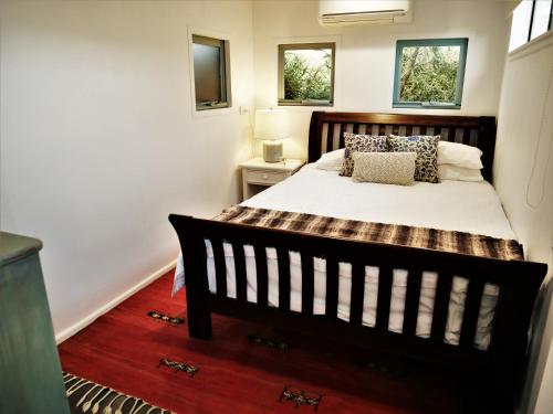 Orchard Cottage - modern Australian Sunshine Coast holiday cottage on organic farm nr beach