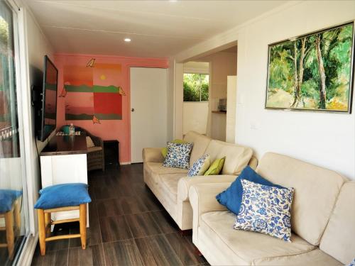 Orchard Cottage - modern Australian Sunshine Coast holiday cottage on organic farm nr beach in Maroochy River
