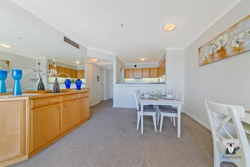 KOZYGURU THE ROCKS HARBOUR BRIDGE VIEW 1 BED APT SWIMMING POOL NTR098