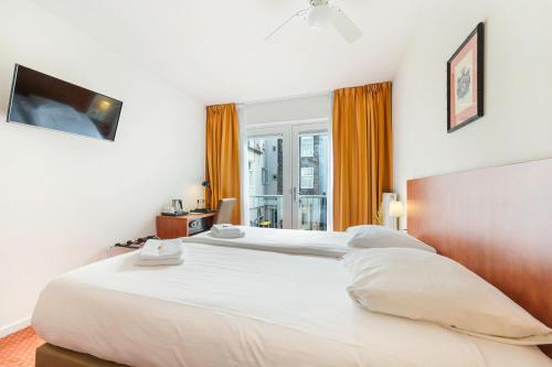 Ambassador City Centre Hotel Room Type - Comfort Room