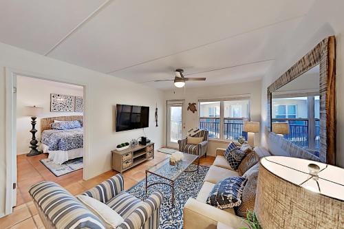 Stylish Beach Condo with Balcony Pool & Hot Tub condo - main image