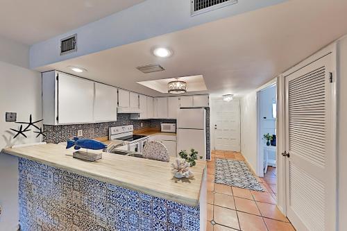 Stylish Beach Condo with Balcony Pool & Hot Tub condo - image 7