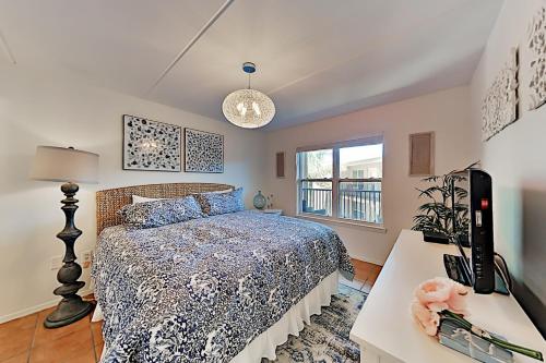 Stylish Beach Condo with Balcony Pool & Hot Tub condo - image 8