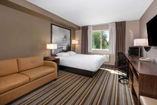 Super 8 by Wyndham Winnipeg West