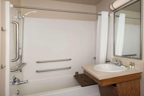Bathroom, WoodSpring Suites Gainesville I-75 in Phoenix