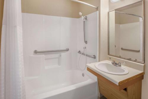 Bathroom, WoodSpring Suites Jacksonville Beach Blvd in Jacksonville (FL)