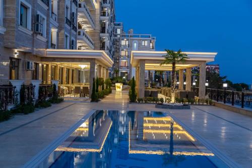สระว่ายน้ำ, Onyx Beach Residence - Free Beach Access & Parking in สเวติ วลาส