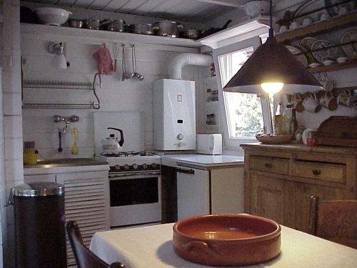 Konyha, Deliziosa casetta con dehor e giardino immersa nel verde Ligure in Poggi