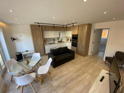 Stylish 2 Bed 2 Bath Flat with Free Parking and Garden