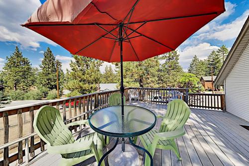 All-Season Getaway Near Lake Ski Resorts Village home - image 2