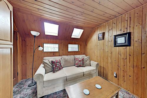 All-Season Getaway Near Lake Ski Resorts Village home - image 5