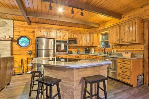 Pocono Log Cabin Fireplace, Fire Pits and Amenities in Pocono Lake, USA