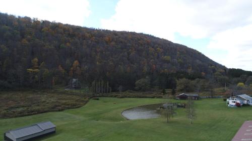 The Maples - Hot tub! Amazing views, pets welcomed in Ellicottville, USA