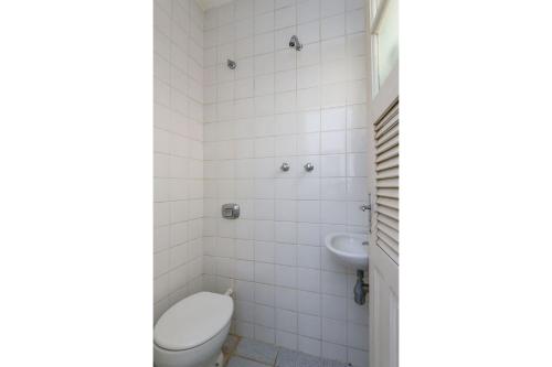 Omar do Rio - BM 405 Espacoso 3 Quartos com Garagem, no Leblon proximo a Dias Ferreira, Internet 240