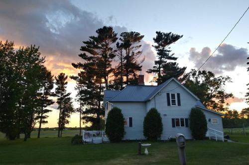 Quiet Farmhouse Retreat with Fire Pit - Pets Welcome in Milltown, USA