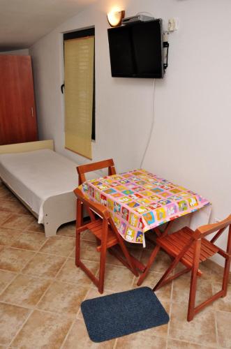 1 queen bed, 1 twin bed, 1 futon bed