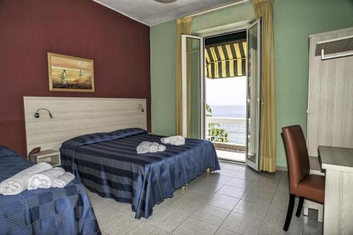 Standard Triple Room with Sea View and Terrace