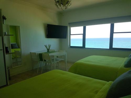 Miami Beach Suncoast Apartment III - image 5