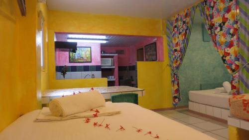 1 queen bed, 2 twin beds