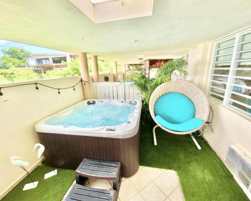 Tropical Breeze Private Jacuzzi for 4 Beach View - image 13
