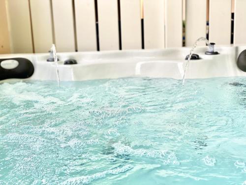 Tropical Breeze Private Jacuzzi for 4 Beach View - image 3