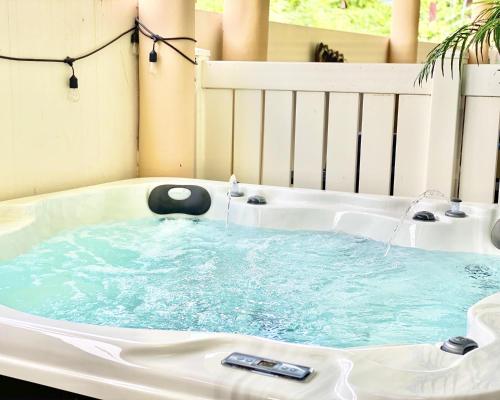 Tropical Breeze Private Jacuzzi for 4 Beach View - image 14