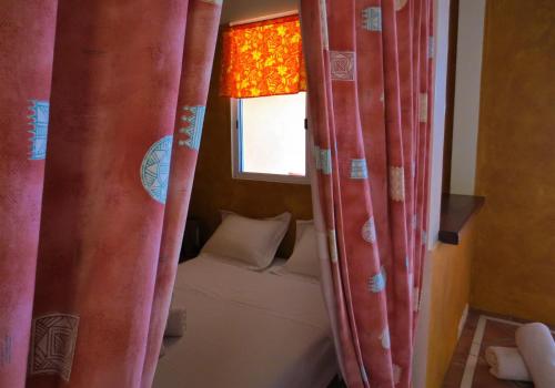 1 queen bed, 4 sofa beds