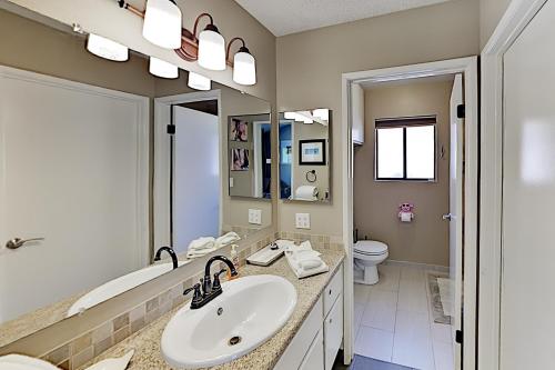 Vibrant In Palm Springs Home - image 9