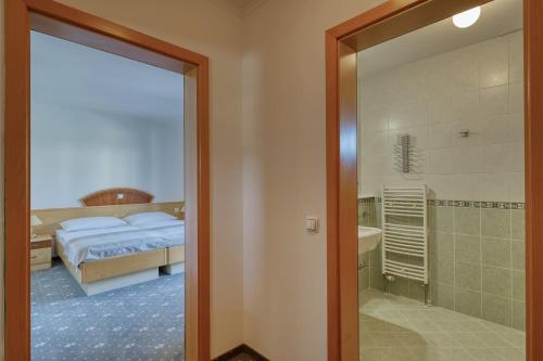 Garni Hotel Zvon - image 8