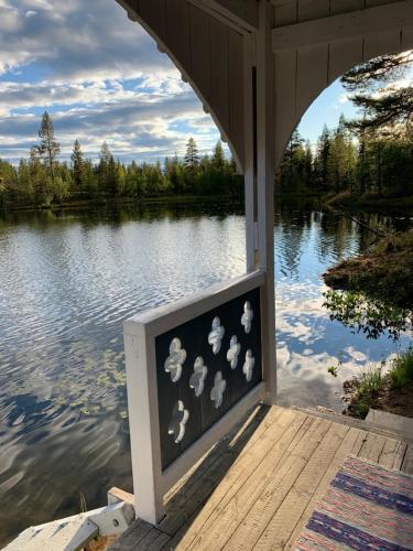 Forest Cabin in Swedish Lapland - A Retreat to Silence and Nature in Nattavaaraby